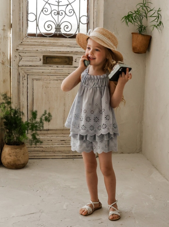 [K-Premium] Flower-Punching Banded Sleeveless Blouse