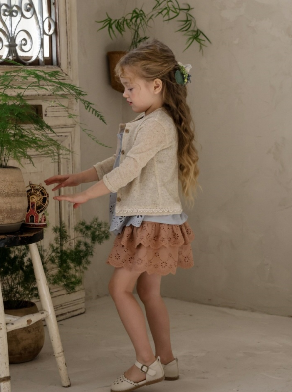 [K-Premium] Flower-Punching Banded Sleeveless Blouse