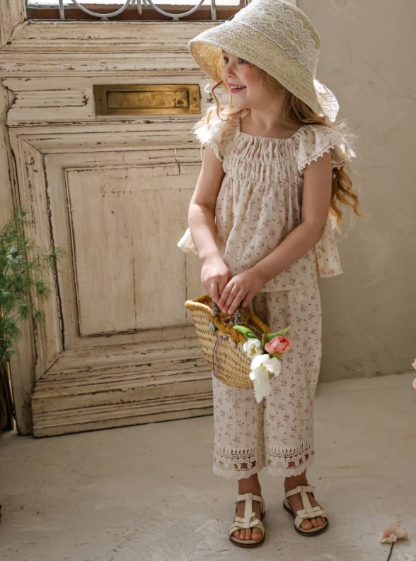 [K-Premium] Floral Embroidery Volume Sleeveless Blouse